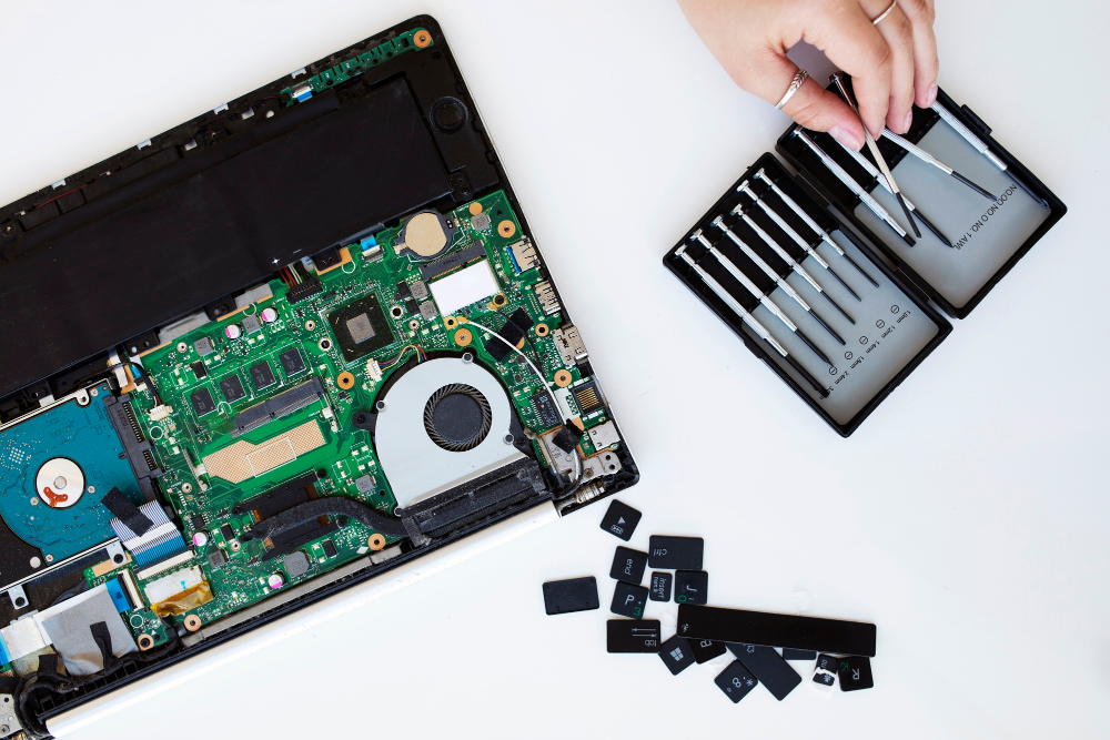 How to Fix a Broken Computer Screen in 2024